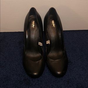 Mossimo Black Leather Pumps
